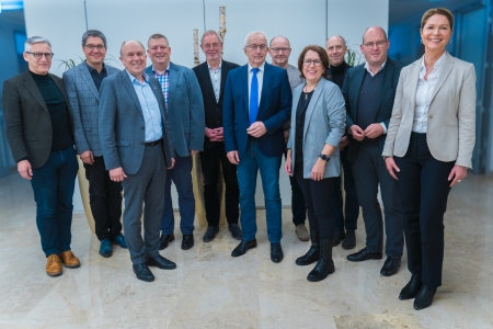 „Auch die soziale Integration der ausländischen Pflegefachkräfte liegt dabei allen Beteiligten sehr am Herzen“, erklärt Edith Rehmann-Decker, Leiterin des Amtes Wirtschaft & Tourismus des Kreises Paderborn.  Eine Koordinierungsstelle für dieses Projekt ist, zunächst befristet für die Dauer von zwei Jahren, beim Kreis Paderborn im Amt für Wirtschaft & Tourismus eingerichtet. Hier laufen alle Fäden zusammen. © Kreis Paderborn